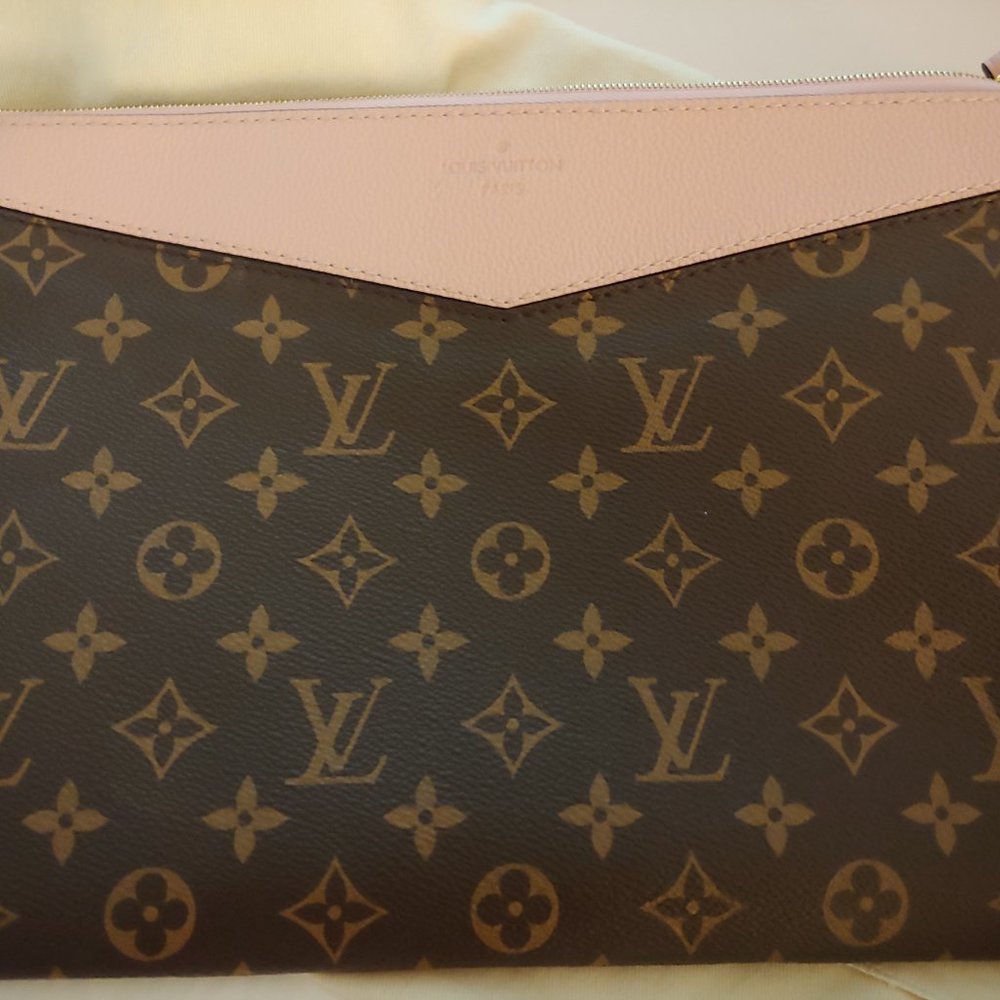 Louis vuitton daily pouch pink and monogram like new